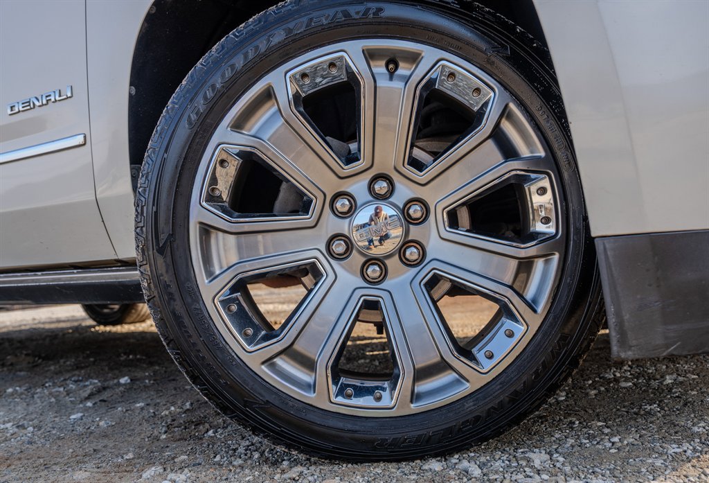 Used 2015 GMC Yukon XL Denali w/ Premium Package RWD image 13