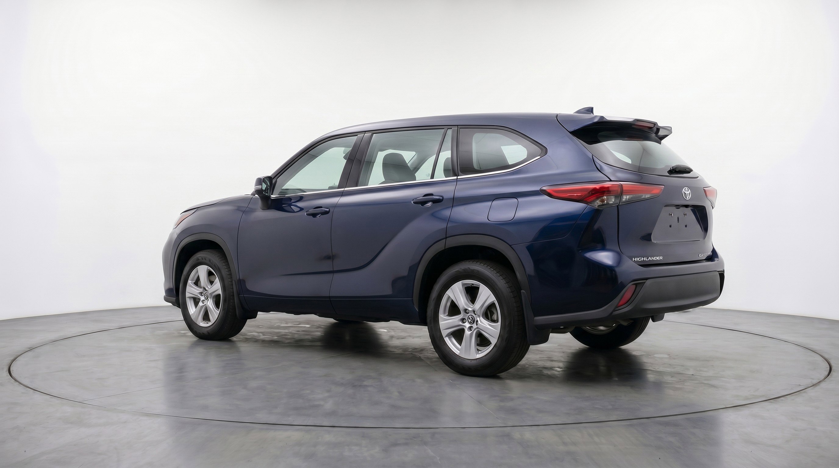 Used 2025 Toyota Highlander LE FWD image 6