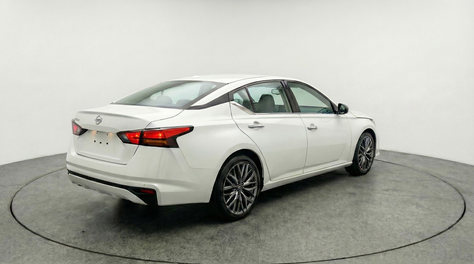 Used 2025 Nissan Altima 2.5 SV image 9