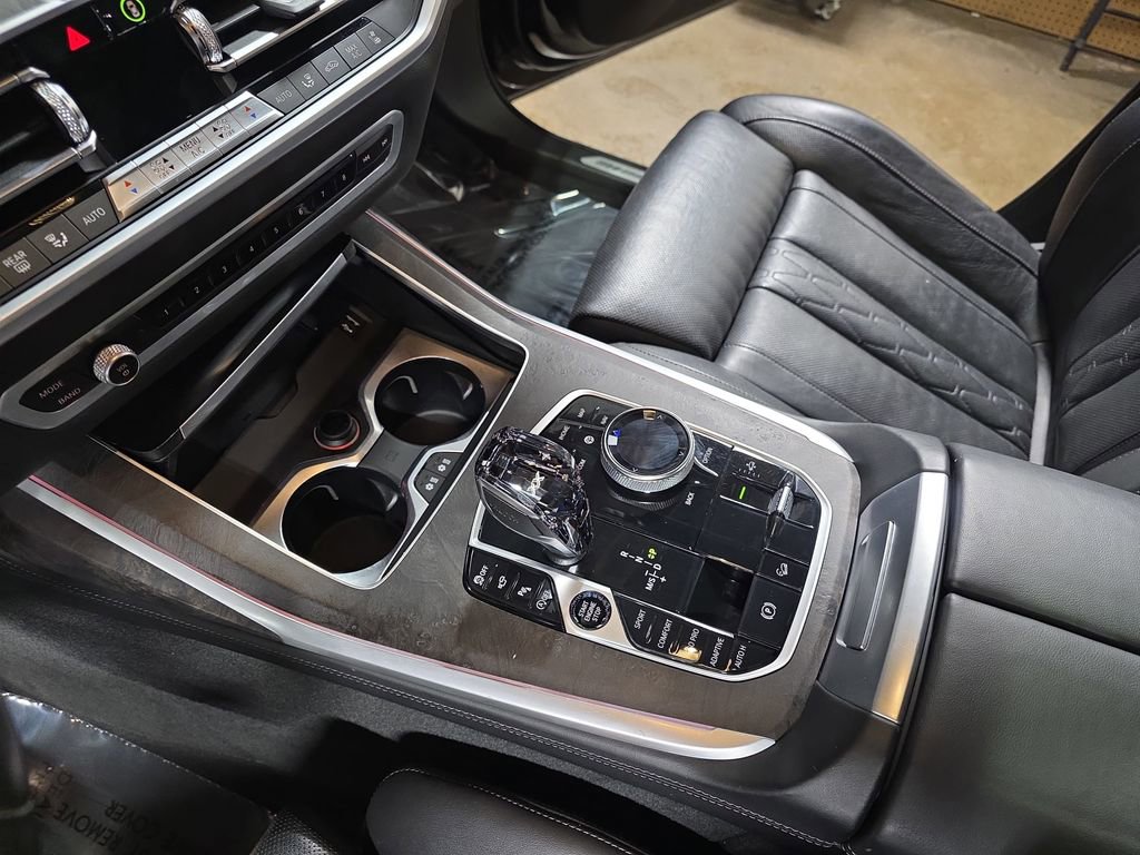 Used 2022 BMW X7 M50i w/ Dynamic Handling Package image 24