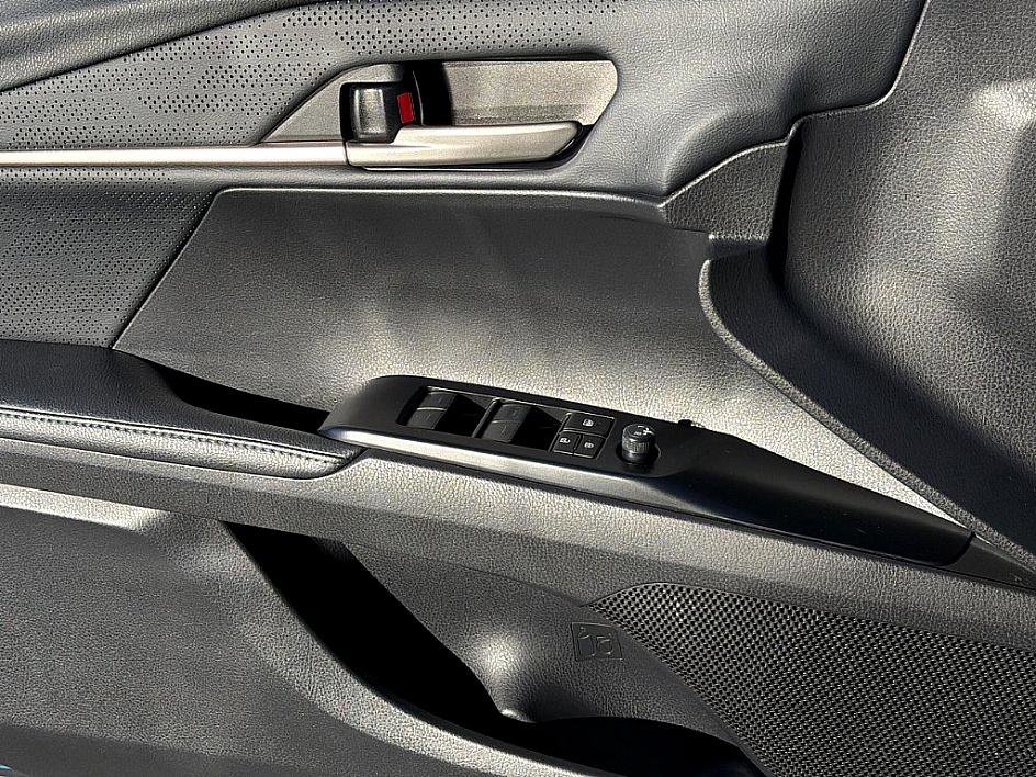 Used 2025 Toyota Camry XSE image 18