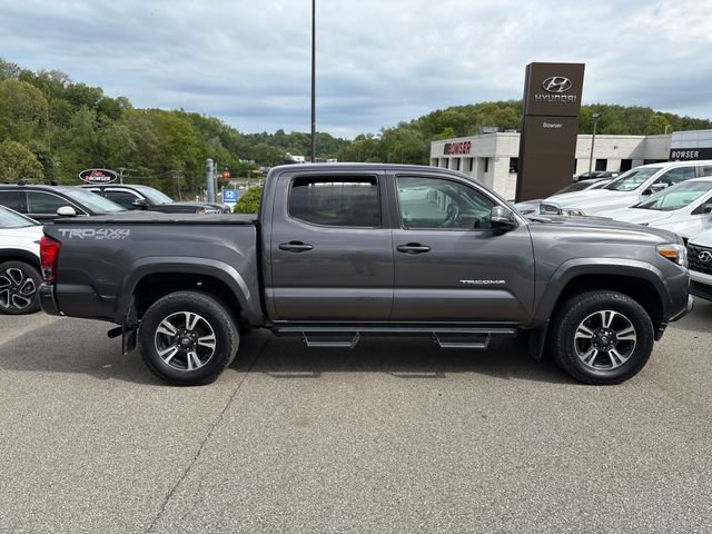 Used 2017 Toyota Tacoma TRD Sport AWD/4WD image 6