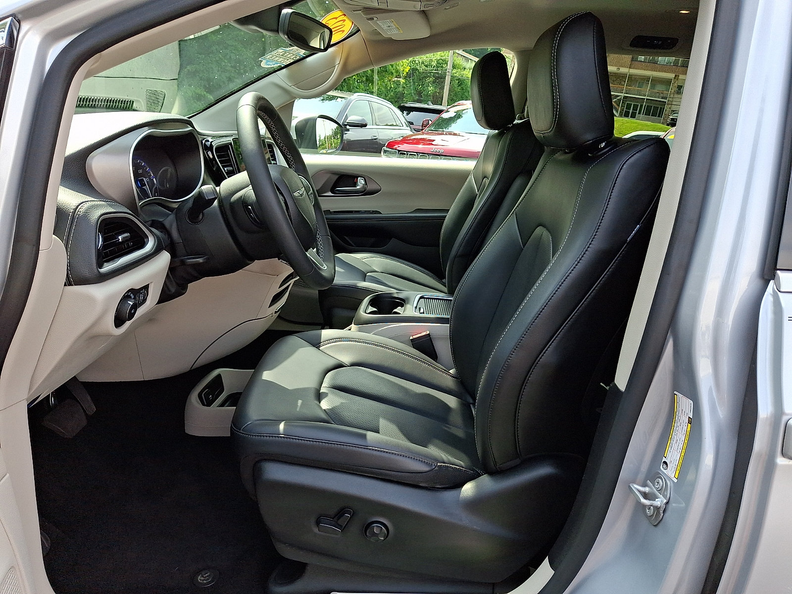Used 2023 Chrysler Pacifica Touring-L AWD/4WD image 15