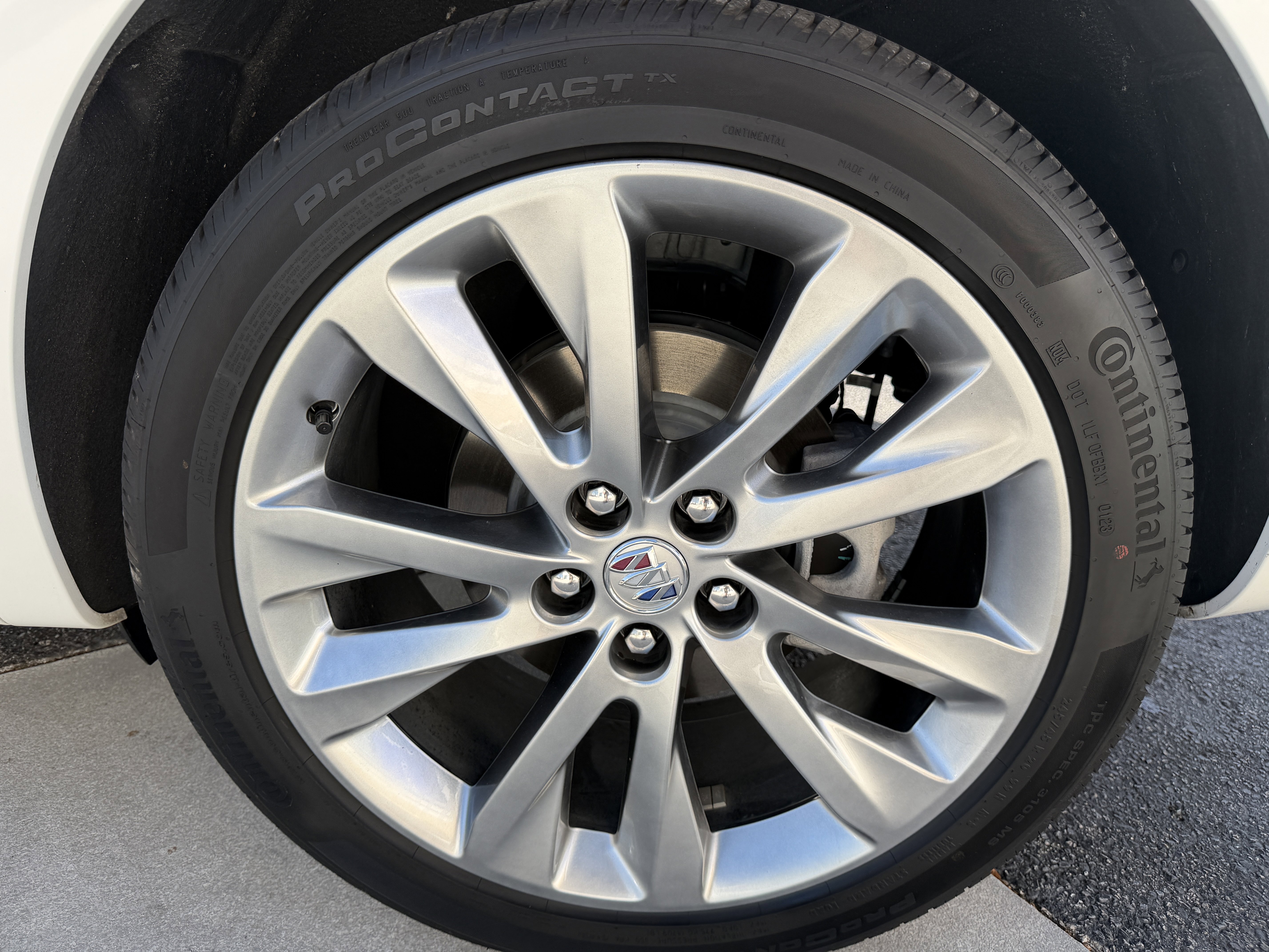 Used 2023 Buick Envision Avenir image 32