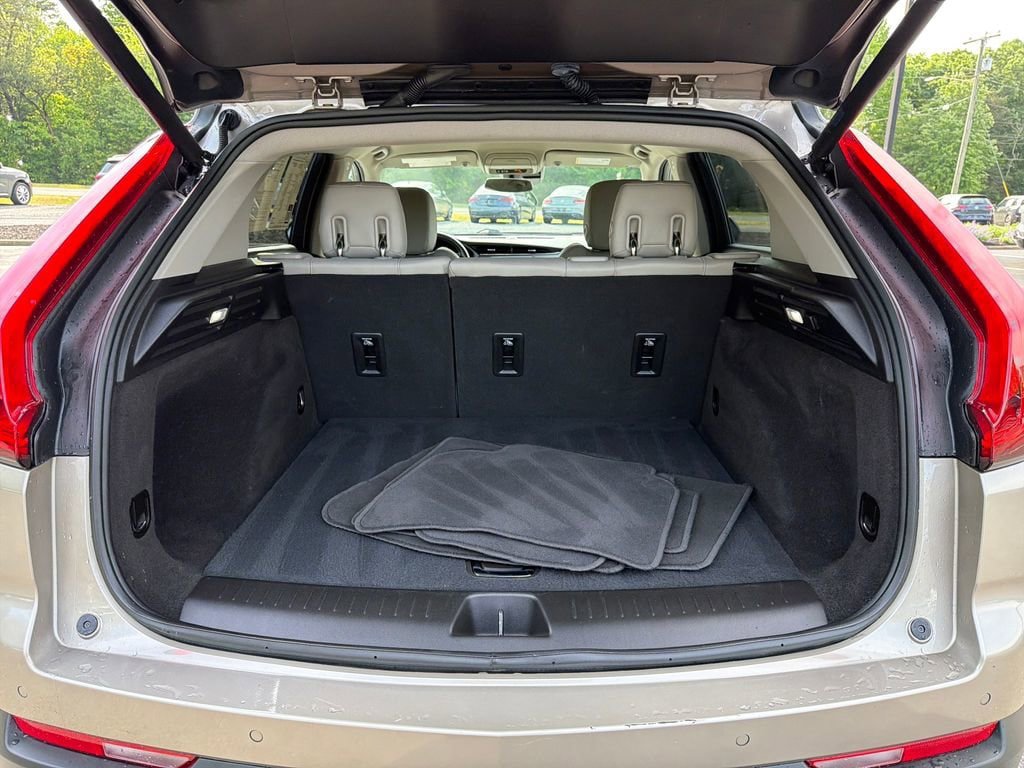 Certified 2022 Cadillac XT4 Luxury w/ Driver Awareness Package FWD image 13