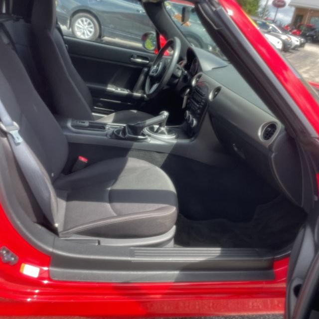 Used 2011 MAZDA MX-5 Miata Sport w/ Convenience Pkg RWD image 6