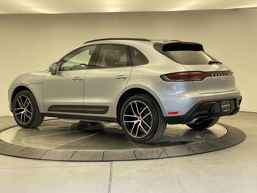 Certified 2022 Porsche Macan image 3