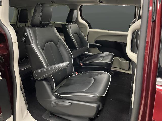 Used 2022 Chrysler Pacifica Limited w/ Uconnect Theater Family Group image 34