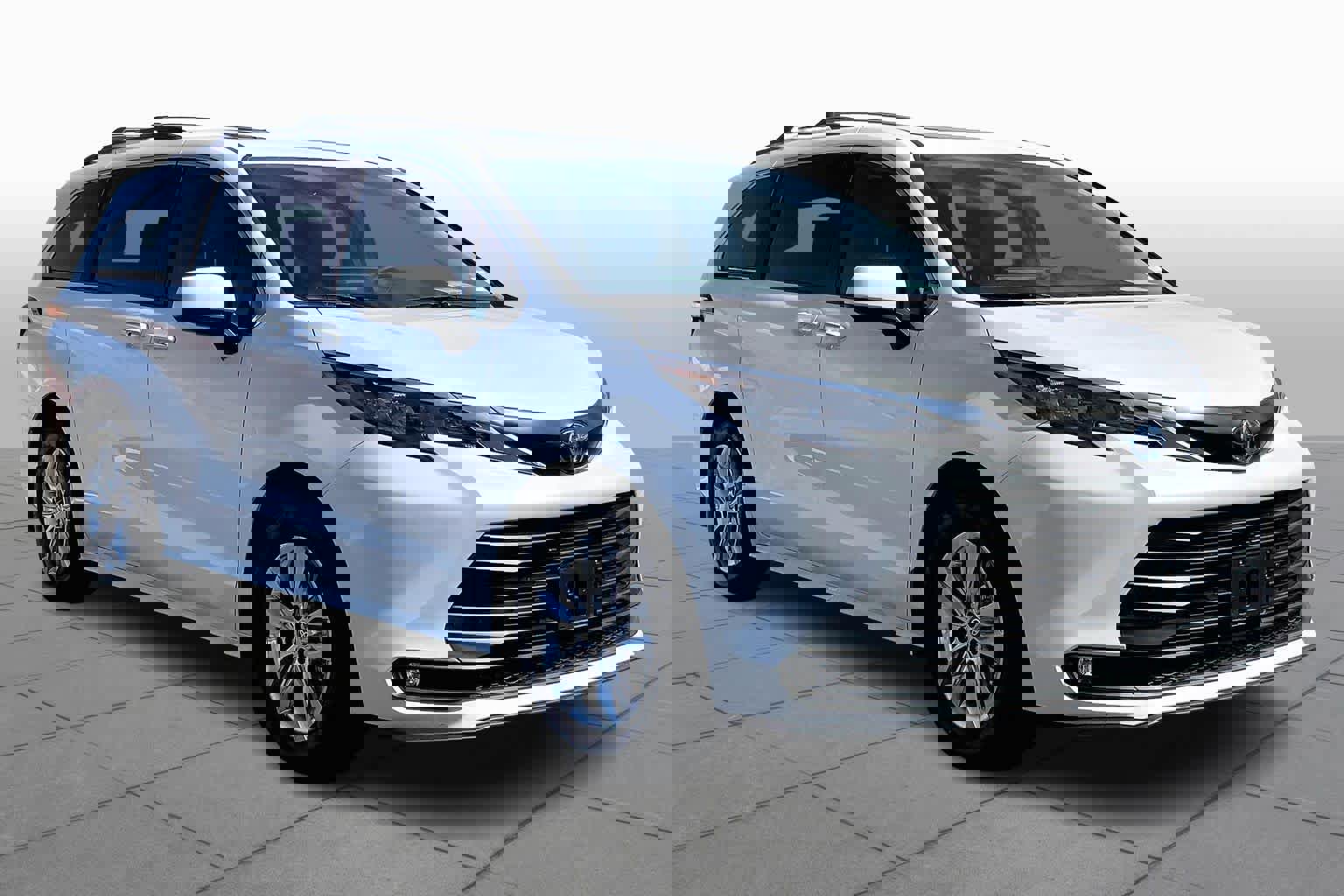 Used 2025 Toyota Sienna XLE w/ XLE Plus Package image 3