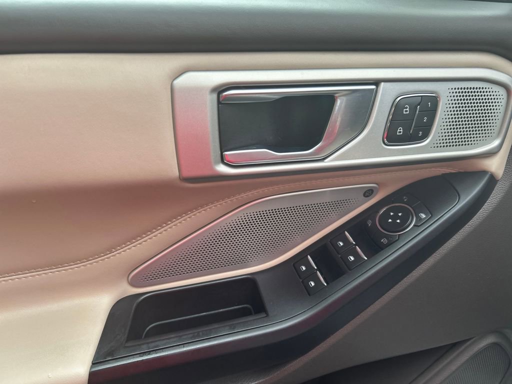 Used 2020 Ford Explorer Platinum w/ Premium Technology Package image 18