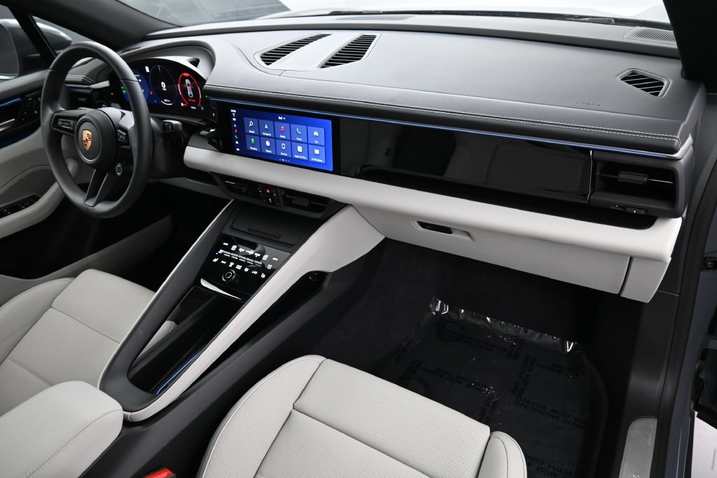 Certified 2025 Porsche Macan Electric RWD image 29