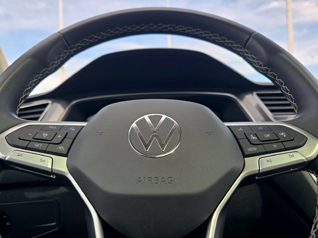Used 2023 Volkswagen Tiguan SE w/ Panoramic Sunroof Package FWD image 25