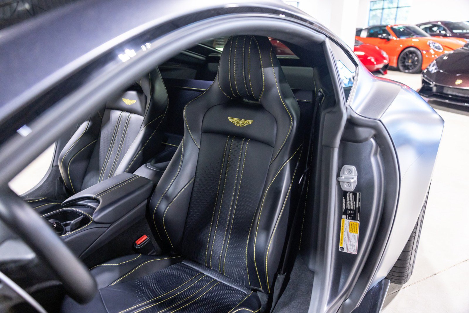 Used 2022 Aston Martin V8 Vantage Coupe RWD image 37