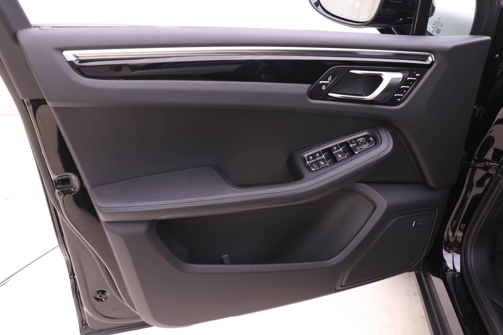 Used 2025 Porsche Macan image 13