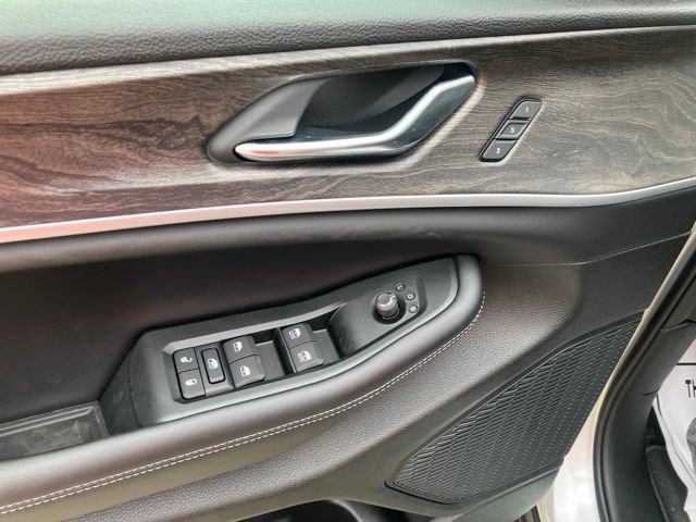 New 2026 Jeep Grand Cherokee Limited w/ Limited Altitude Package AWD/4WD image 10