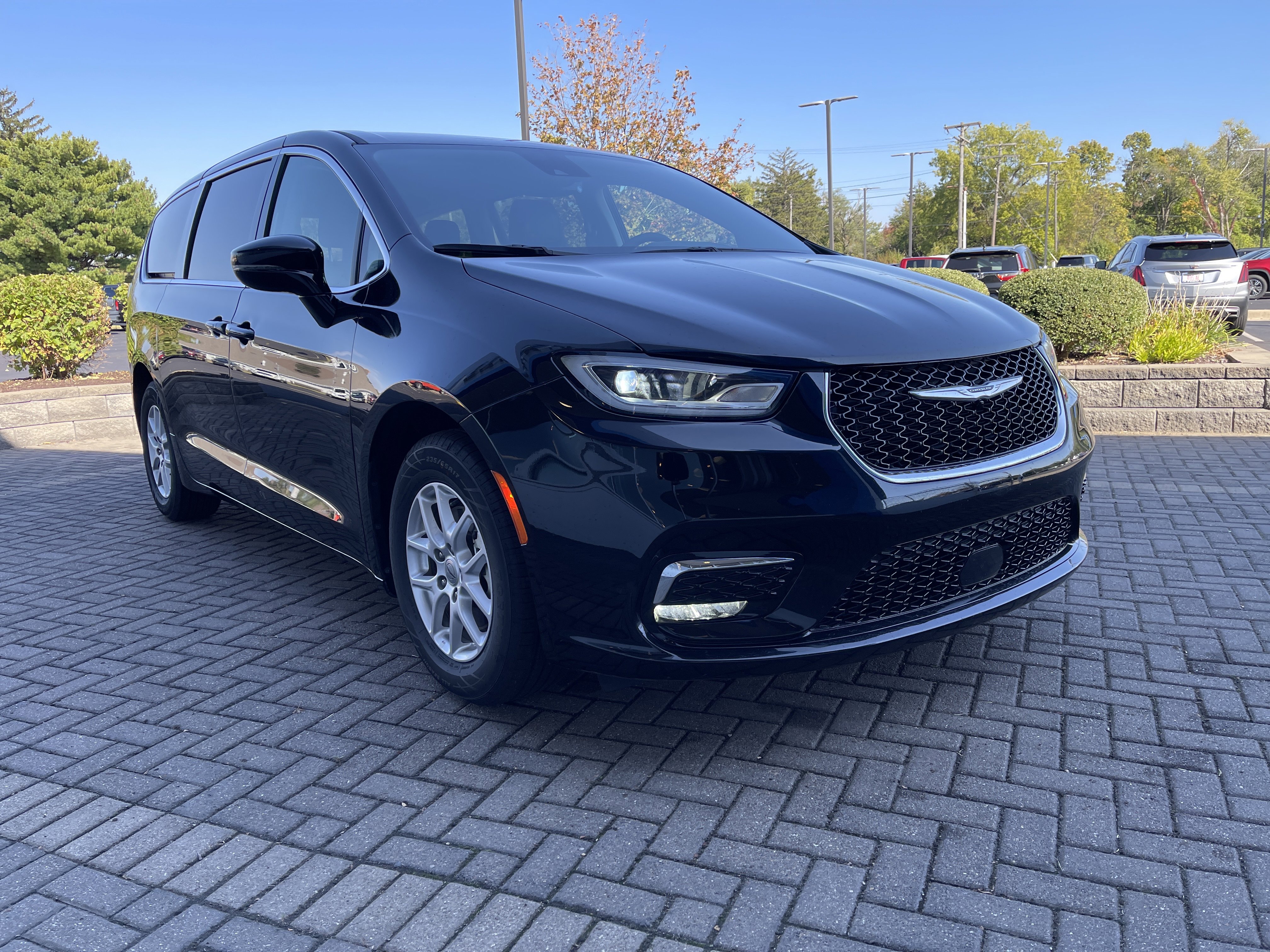 Used 2024 Chrysler Pacifica Touring-L image 7
