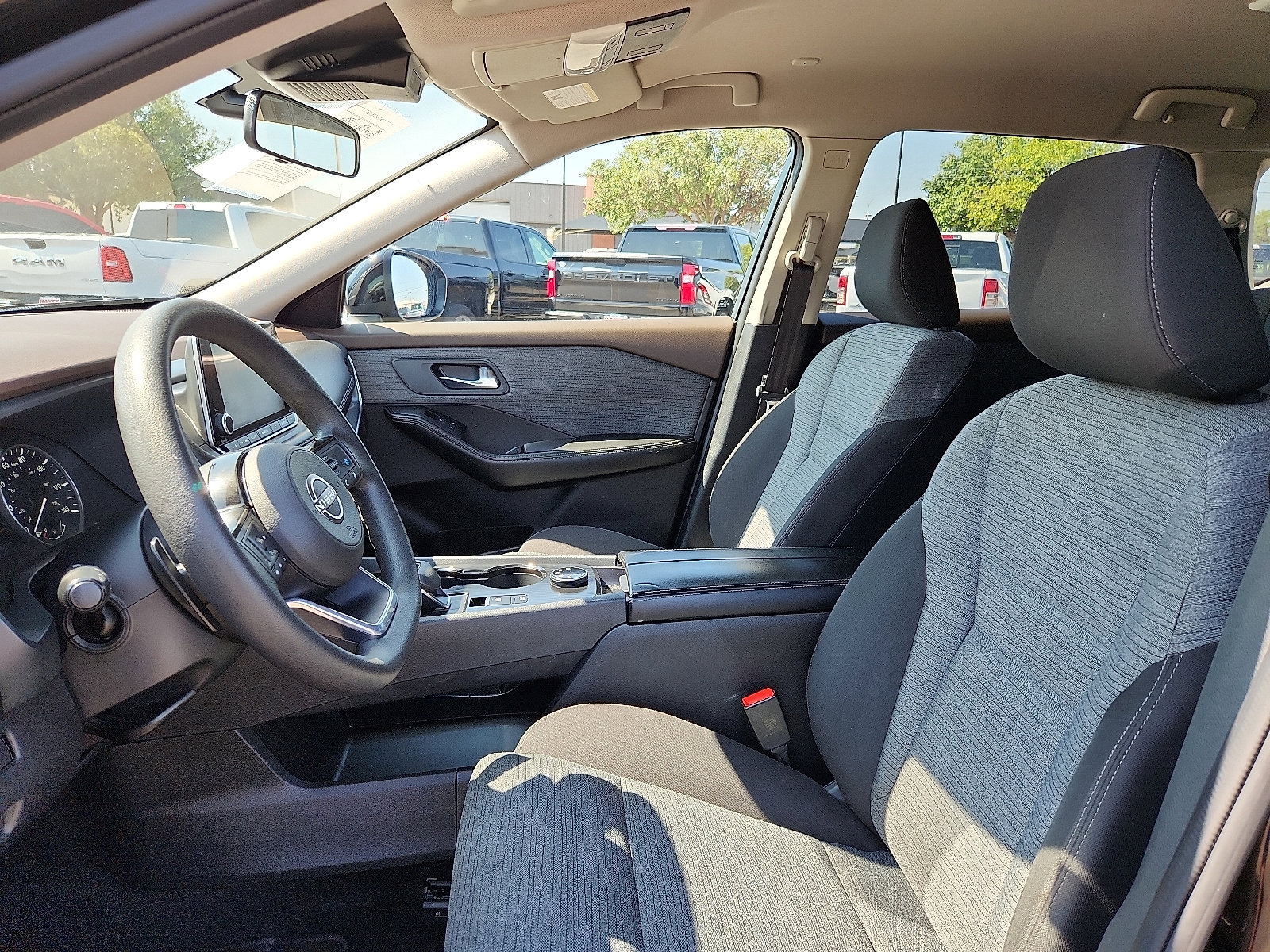 Used 2023 Nissan Rogue SV image 14