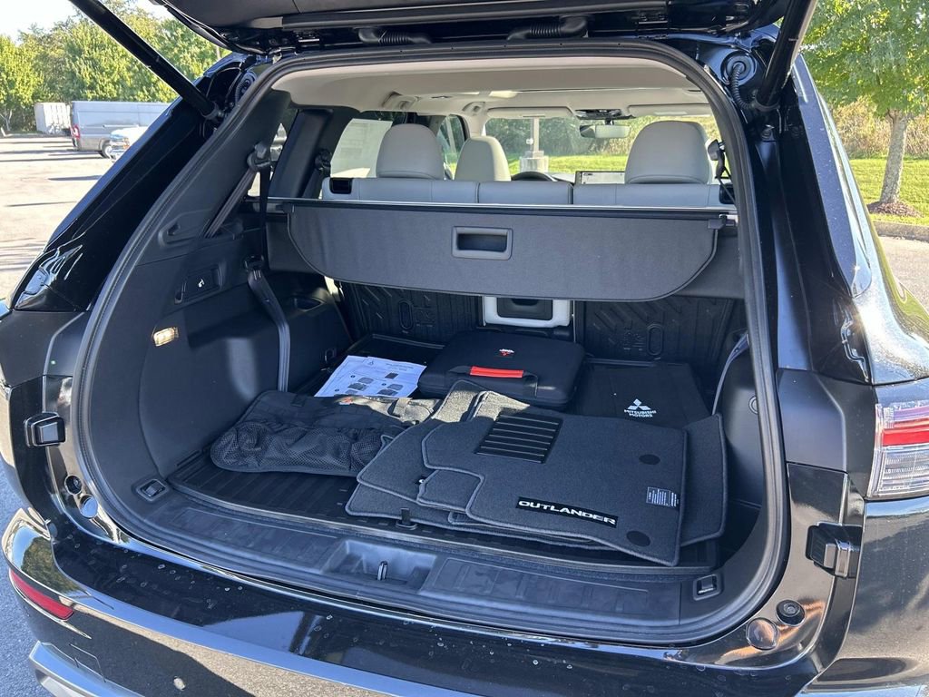 Used 2025 Mitsubishi Outlander SE image 11