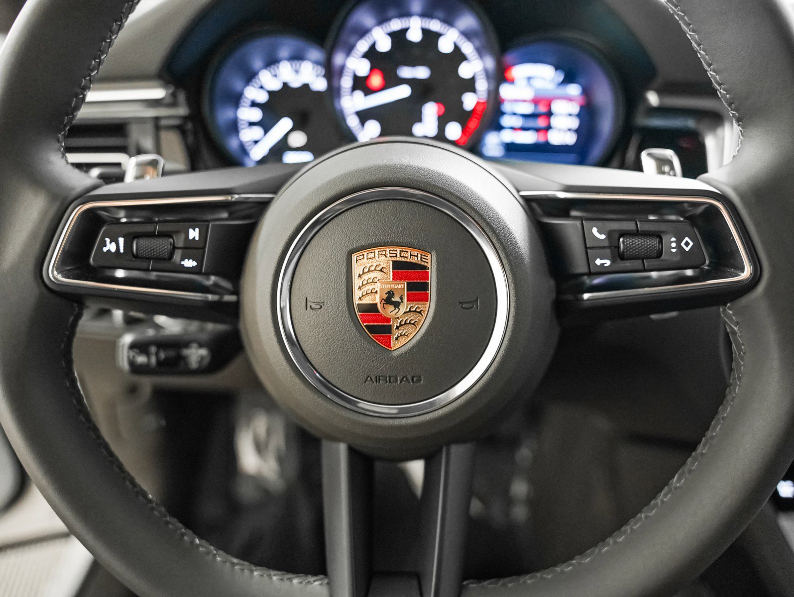 Certified 2025 Porsche Macan image 17