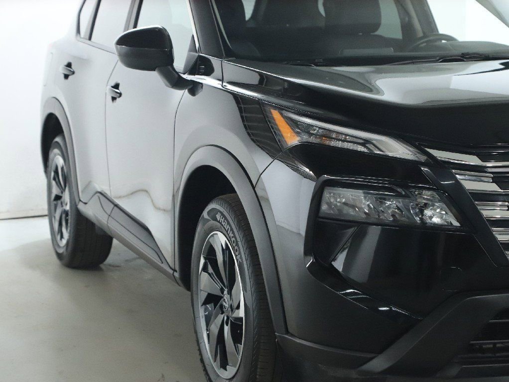 Certified 2025 Nissan Rogue SV image 9