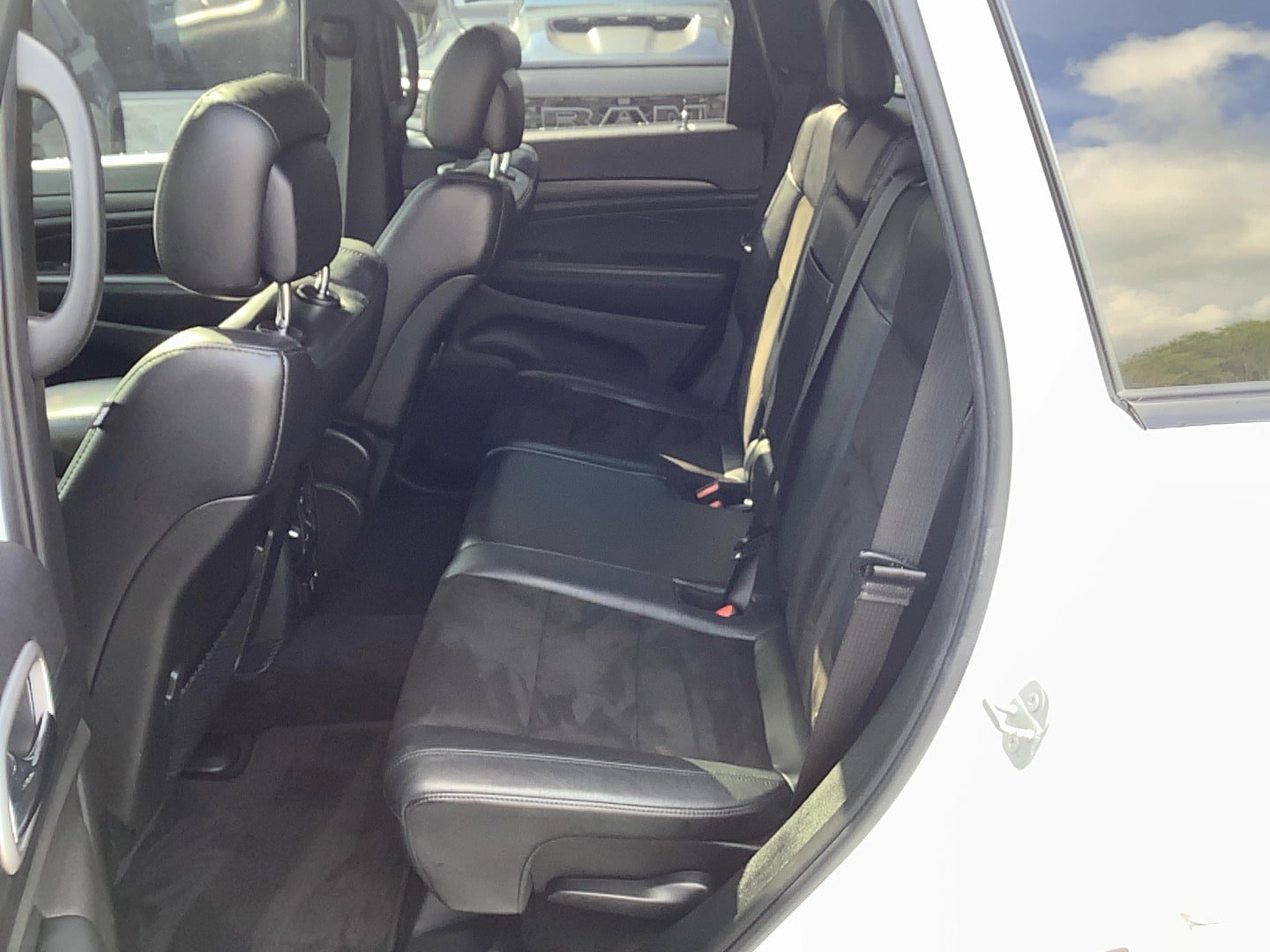 Used 2019 Jeep Grand Cherokee Altitude AWD/4WD image 7