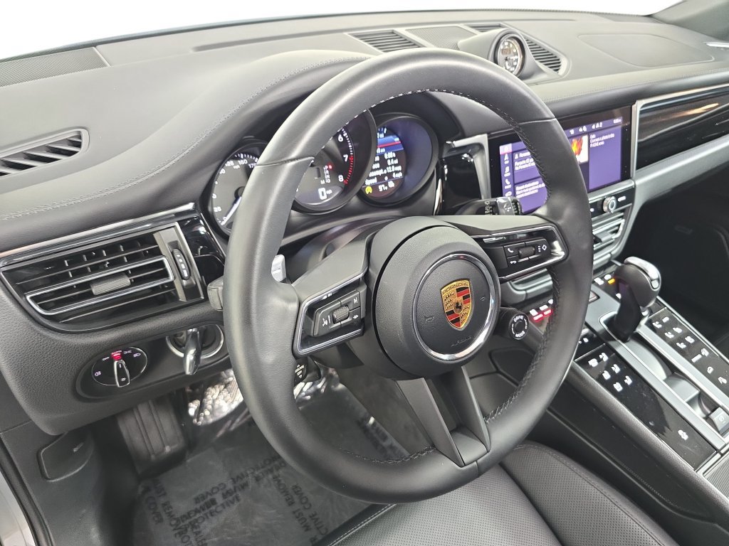 Certified 2026 Porsche Macan AWD/4WD image 4