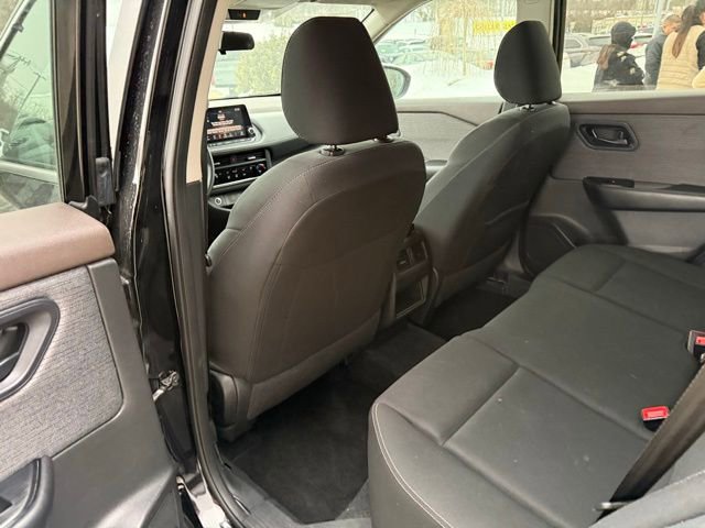 Used 2023 Nissan Rogue S image 23