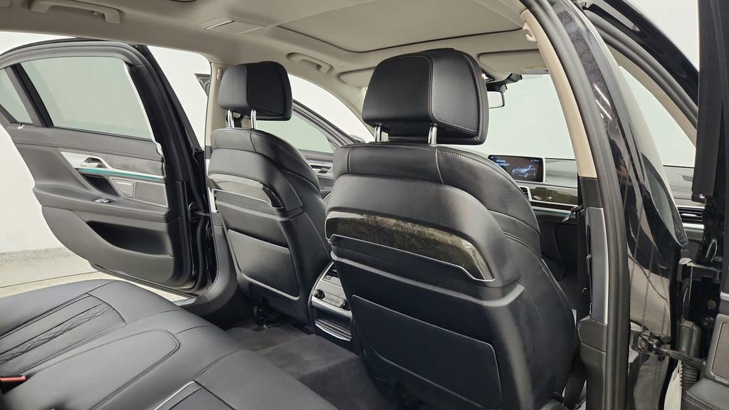 Used 2018 BMW 750i xDrive image 39