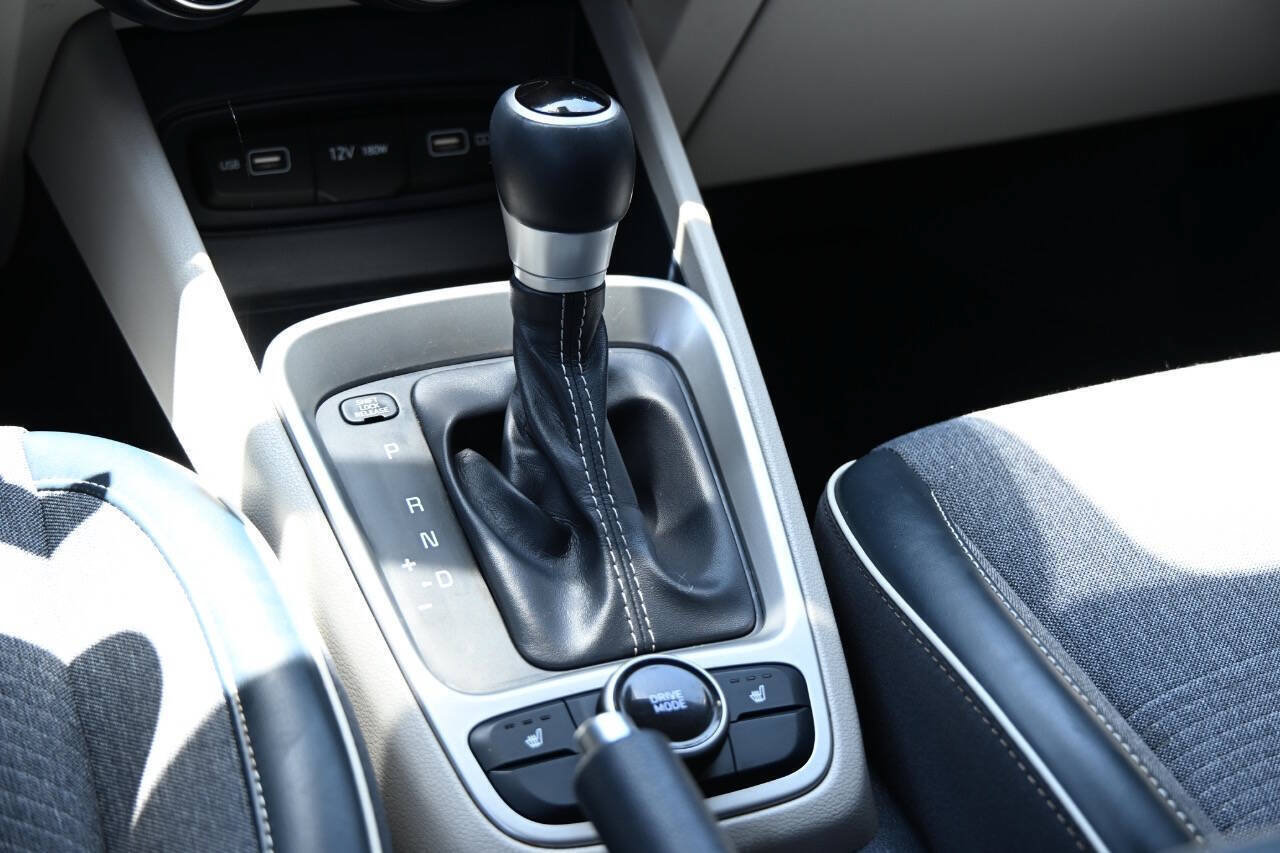 Used 2022 Hyundai Venue Limited FWD image 18