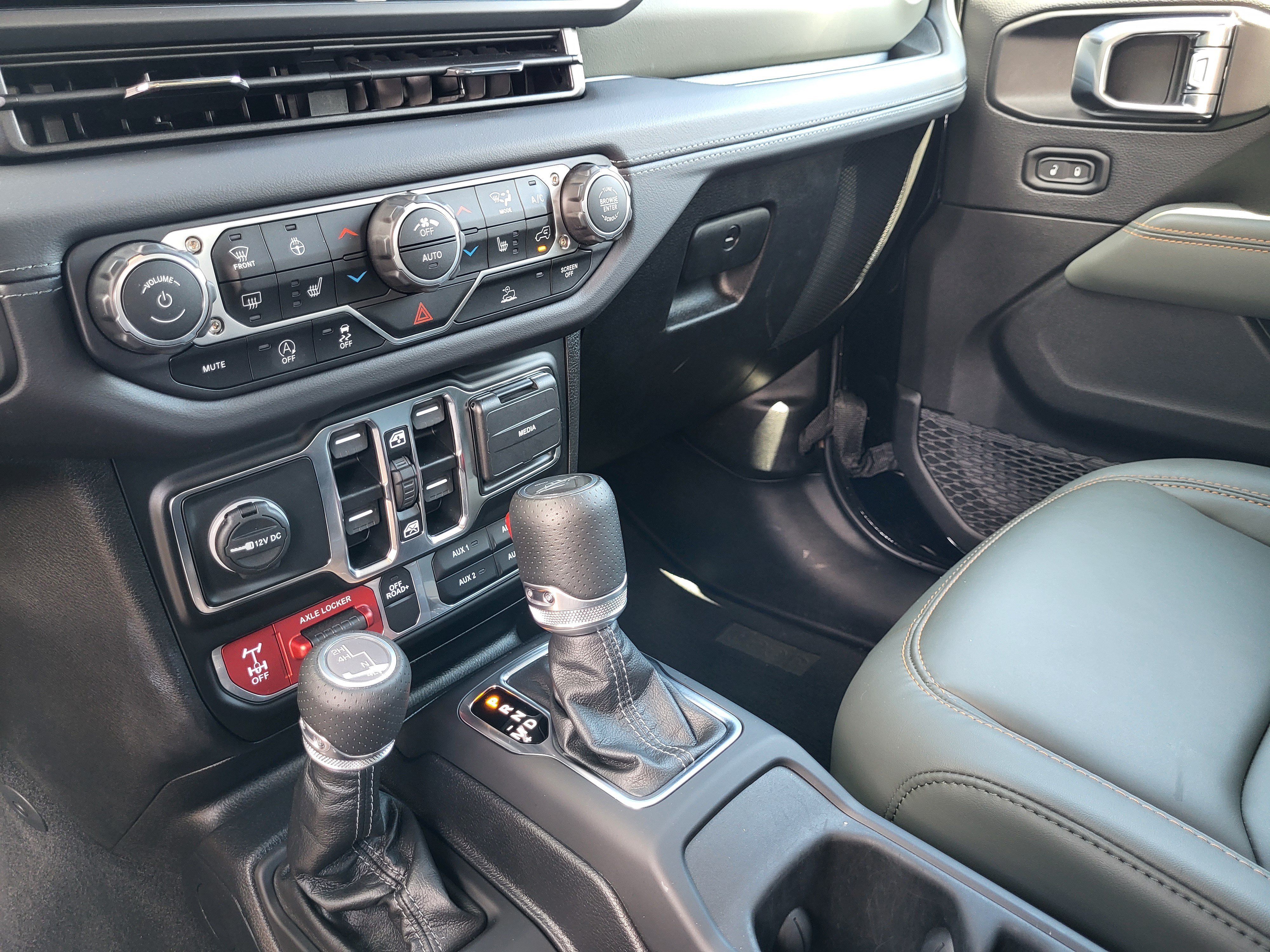Used 2025 Jeep Gladiator Mojave w/ Convenience Group AWD/4WD image 19