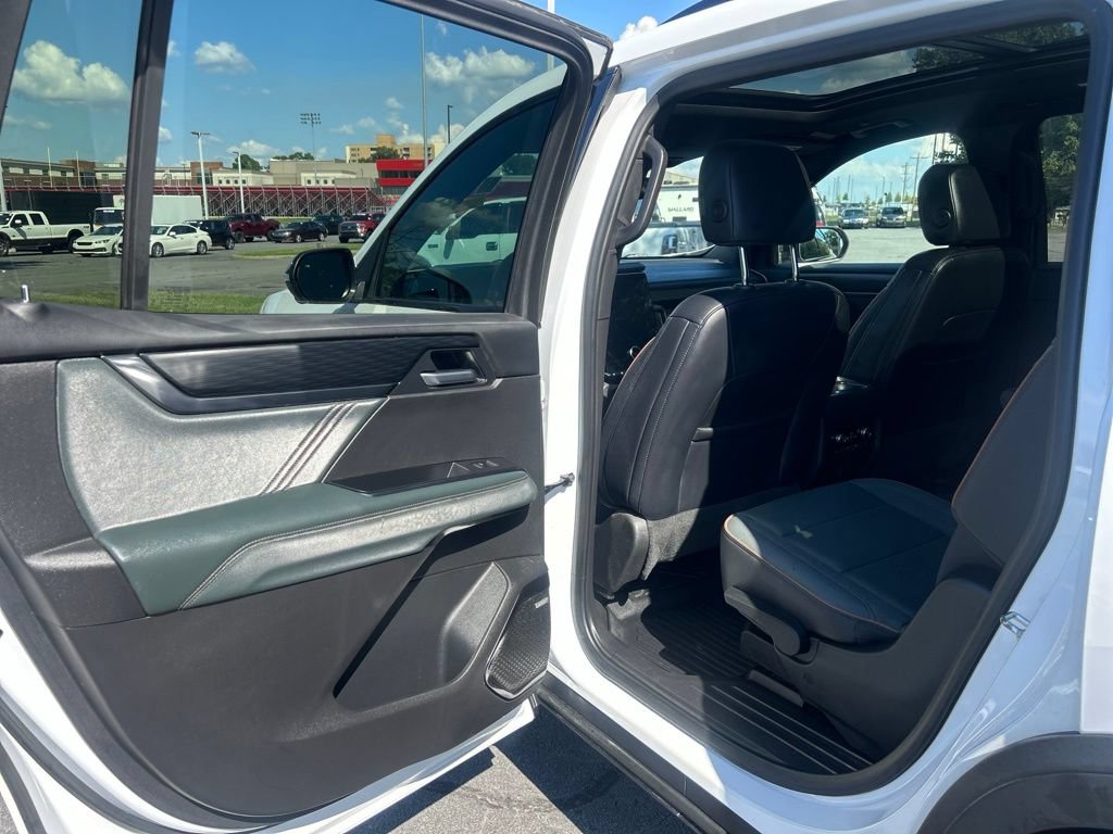 Used 2025 GMC Acadia AT4 w/ Luxury Package AWD/4WD image 28