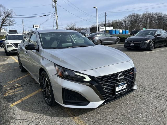 Used 2023 Nissan Altima 2.5 SR w/ SR Premium Package image 2