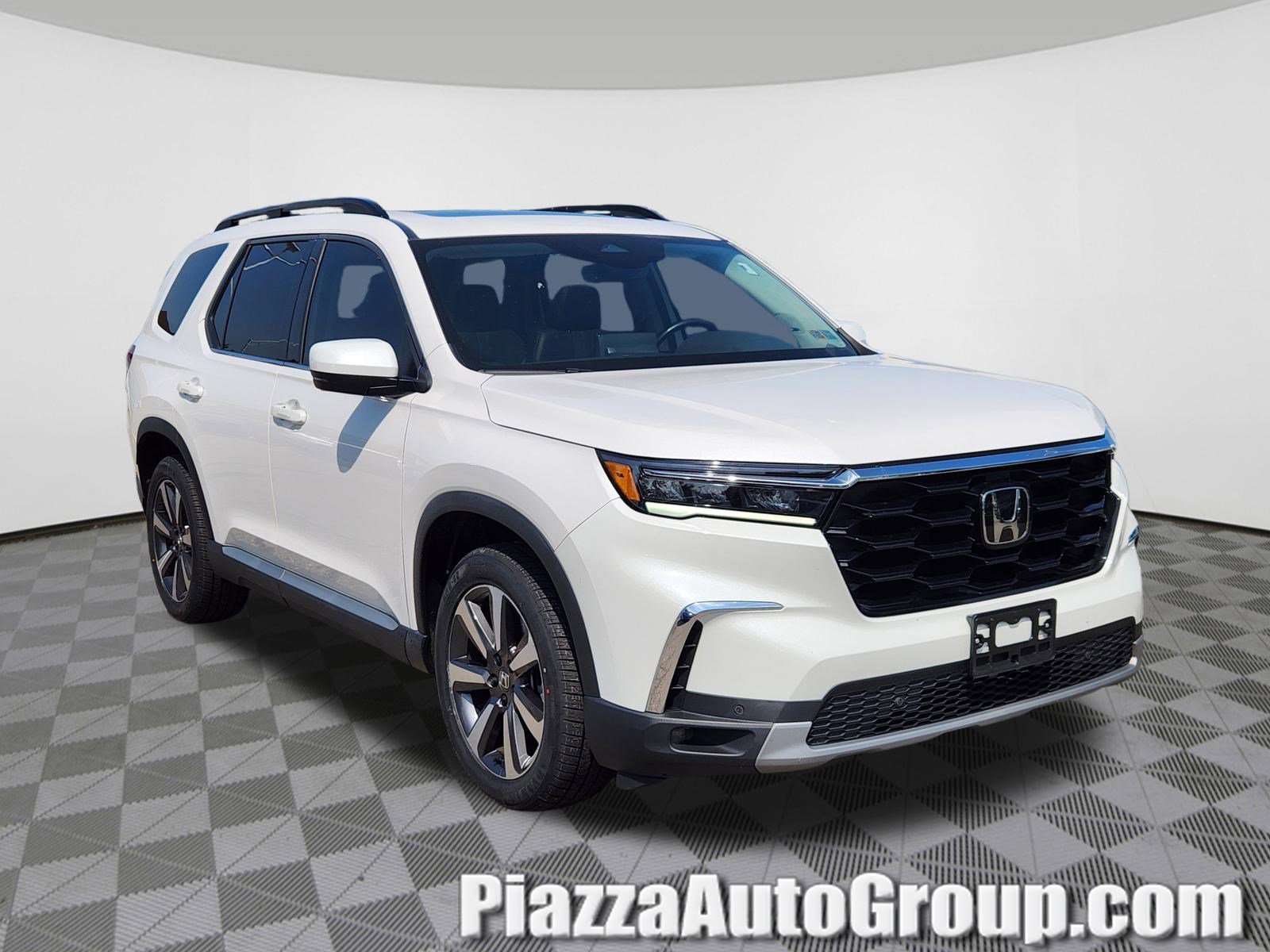 Certified 2024 Honda Pilot Touring image 1