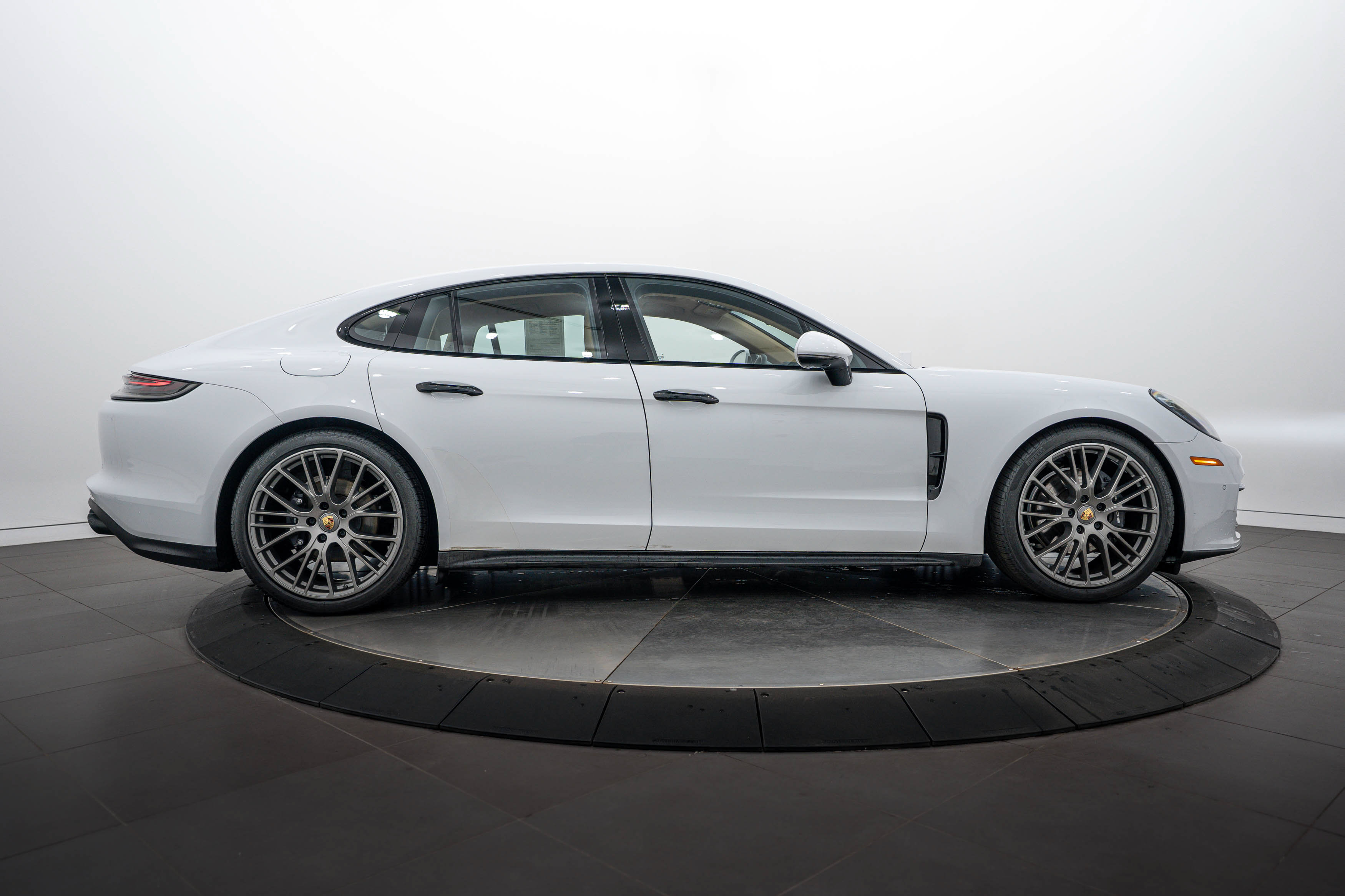 Certified 2022 Porsche Panamera 4 Platinum Edition AWD/4WD image 8