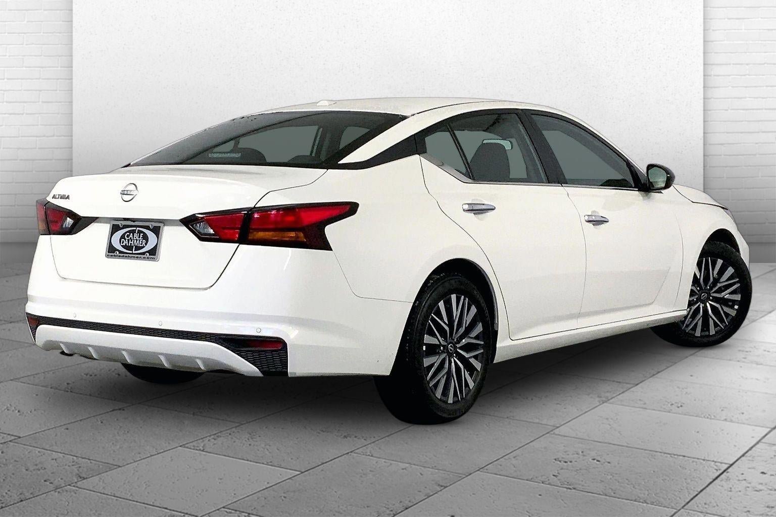 Used 2025 Nissan Altima 2.5 SV image 13