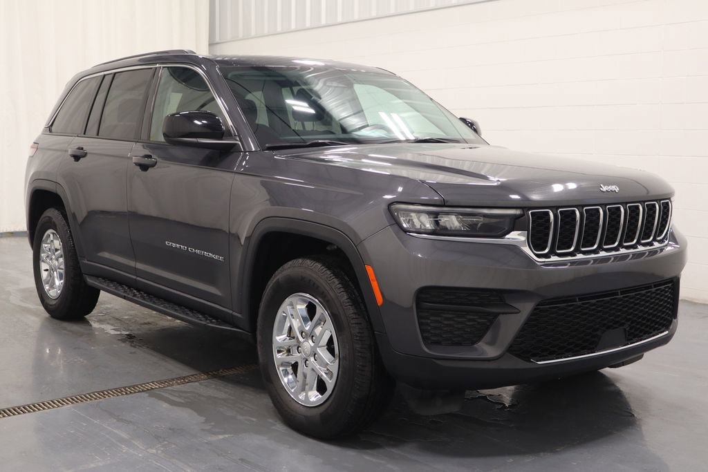 Used 2023 Jeep Grand Cherokee Laredo image 2