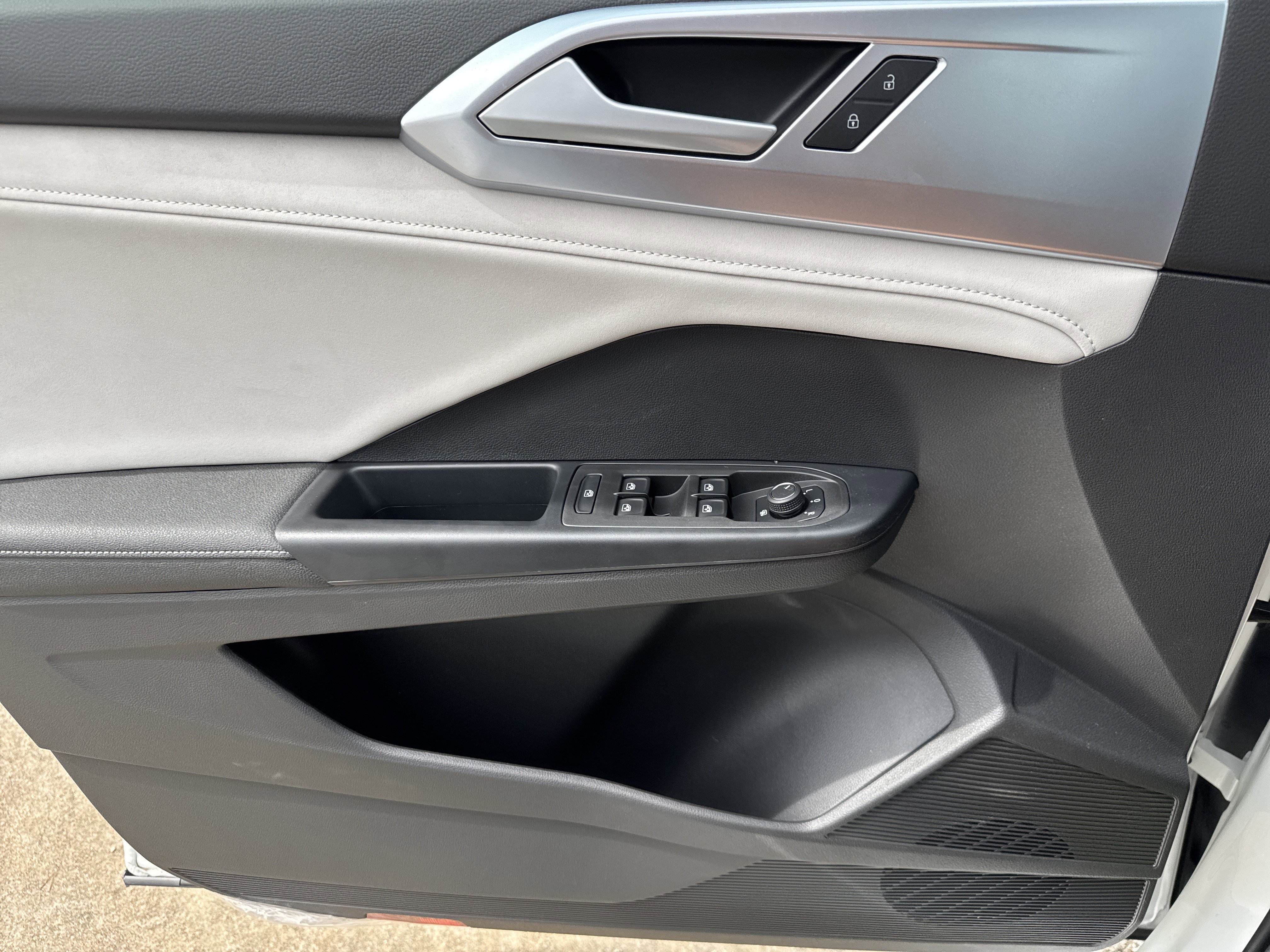 New 2025 Volkswagen Taos SE image 8