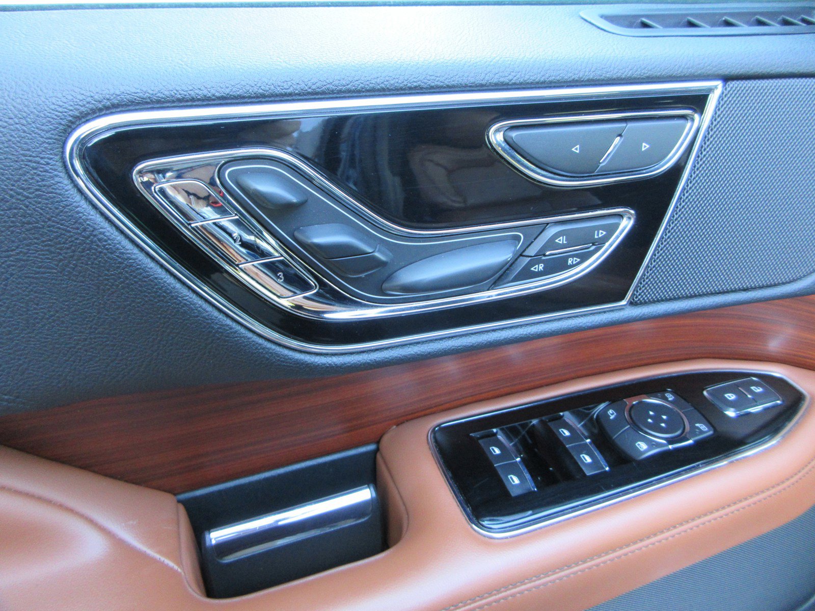 Used 2021 Lincoln Navigator Reserve w/ Cargo Convenience Package image 30