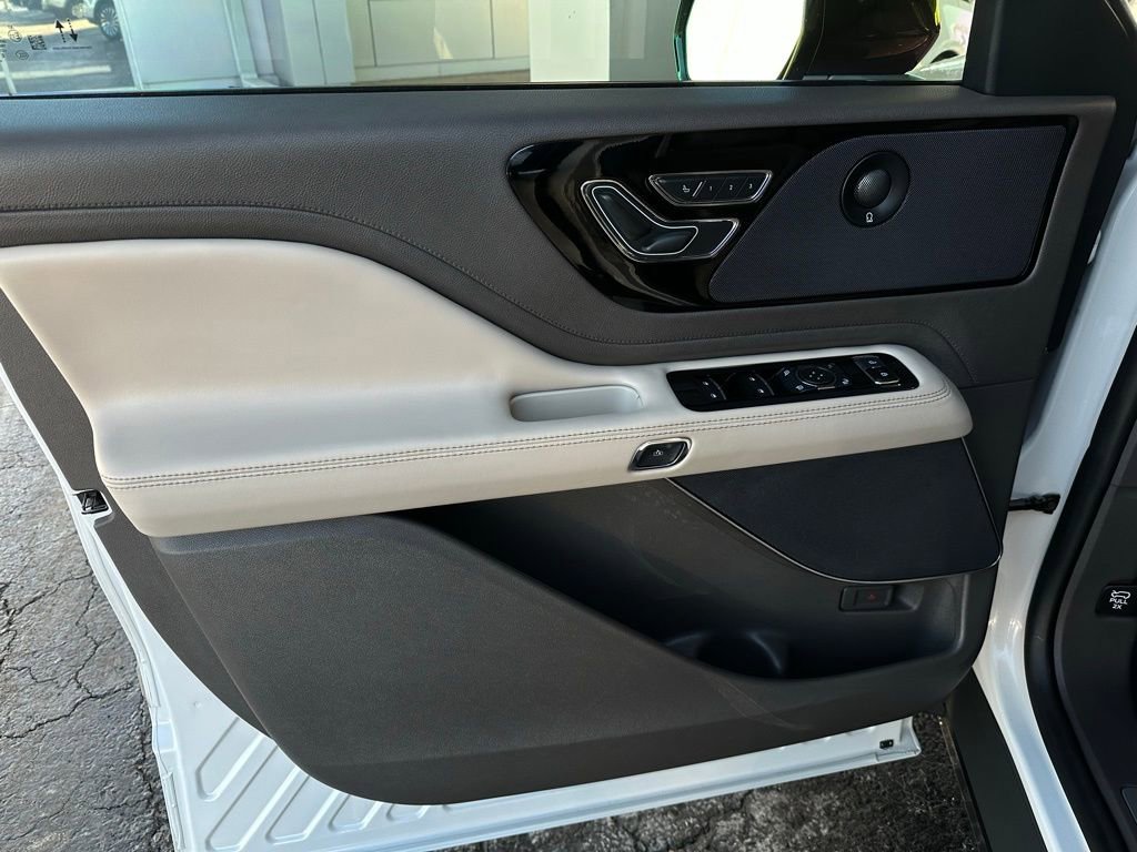 Used 2023 Lincoln Aviator Reserve w/ Elements Package Plus image 12