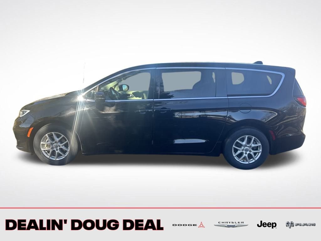 Used 2024 Chrysler Pacifica Touring-L video 2