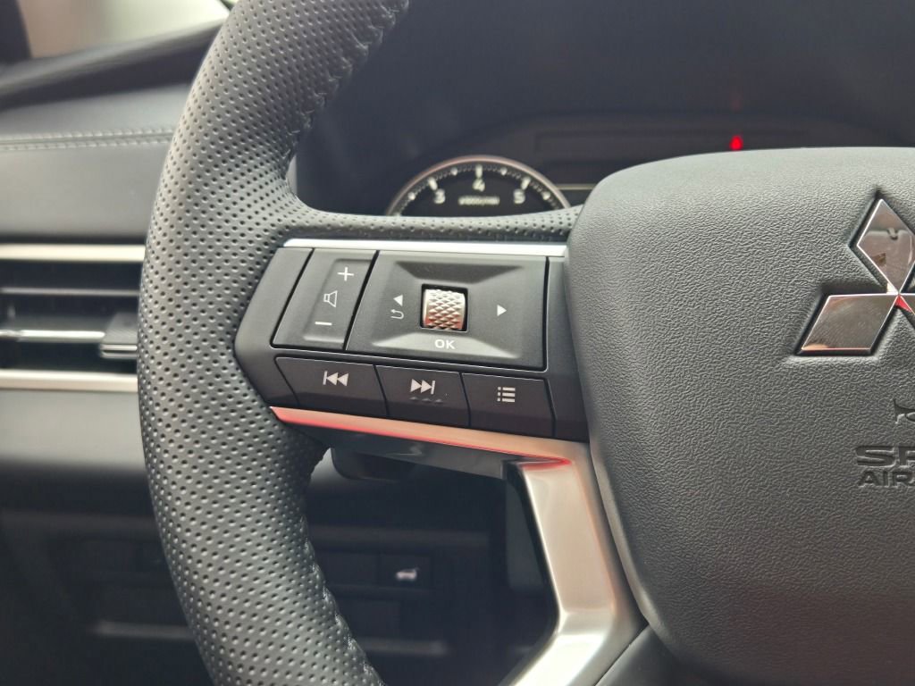 New 2025 Mitsubishi Outlander SE image 26