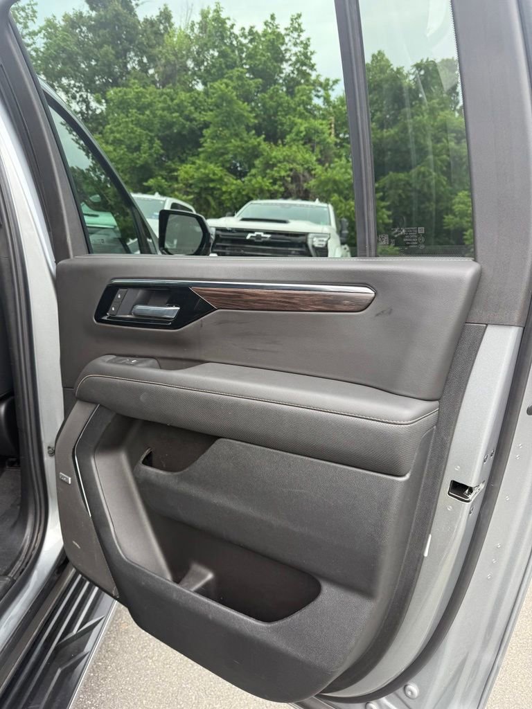Used 2025 Chevrolet Suburban Premier AWD/4WD image 19