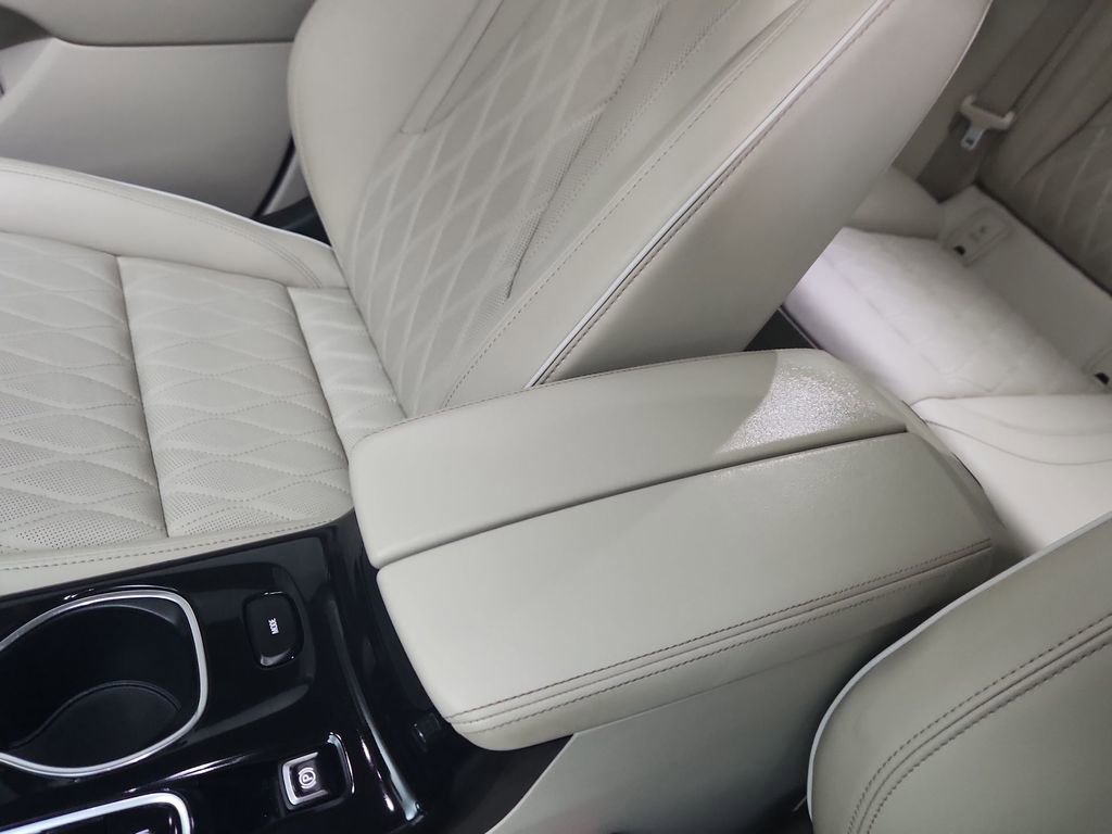 Used 2023 Buick Envision Avenir AWD/4WD image 25