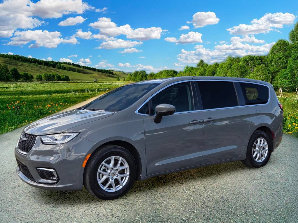 Used 2023 Chrysler Pacifica Touring-L FWD image 2