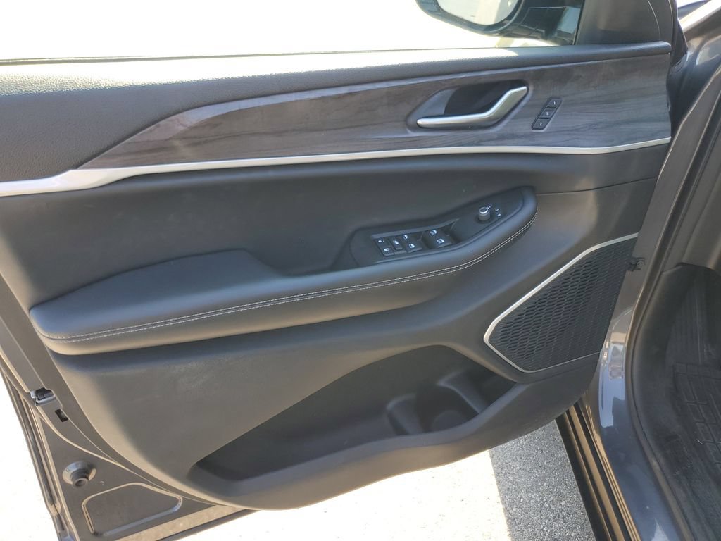 Used 2021 Jeep Grand Cherokee L Limited AWD/4WD image 9
