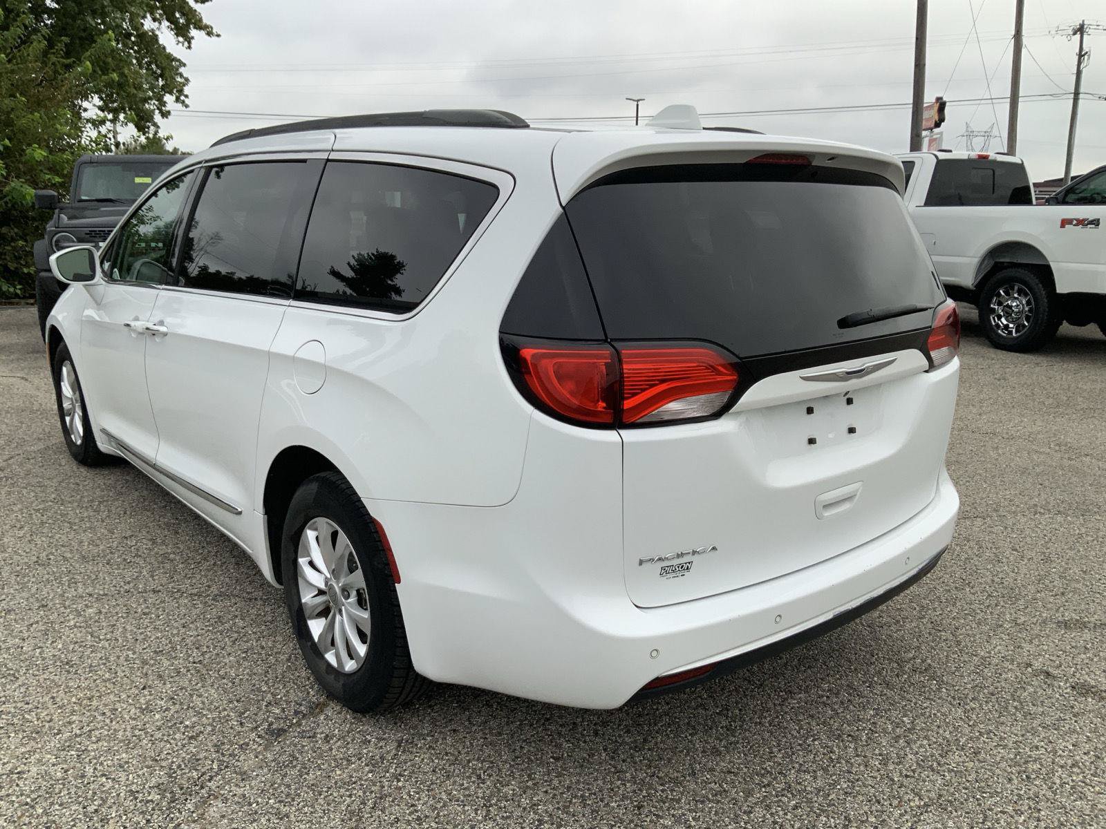 Used 2017 Chrysler Pacifica Touring-L FWD image 8