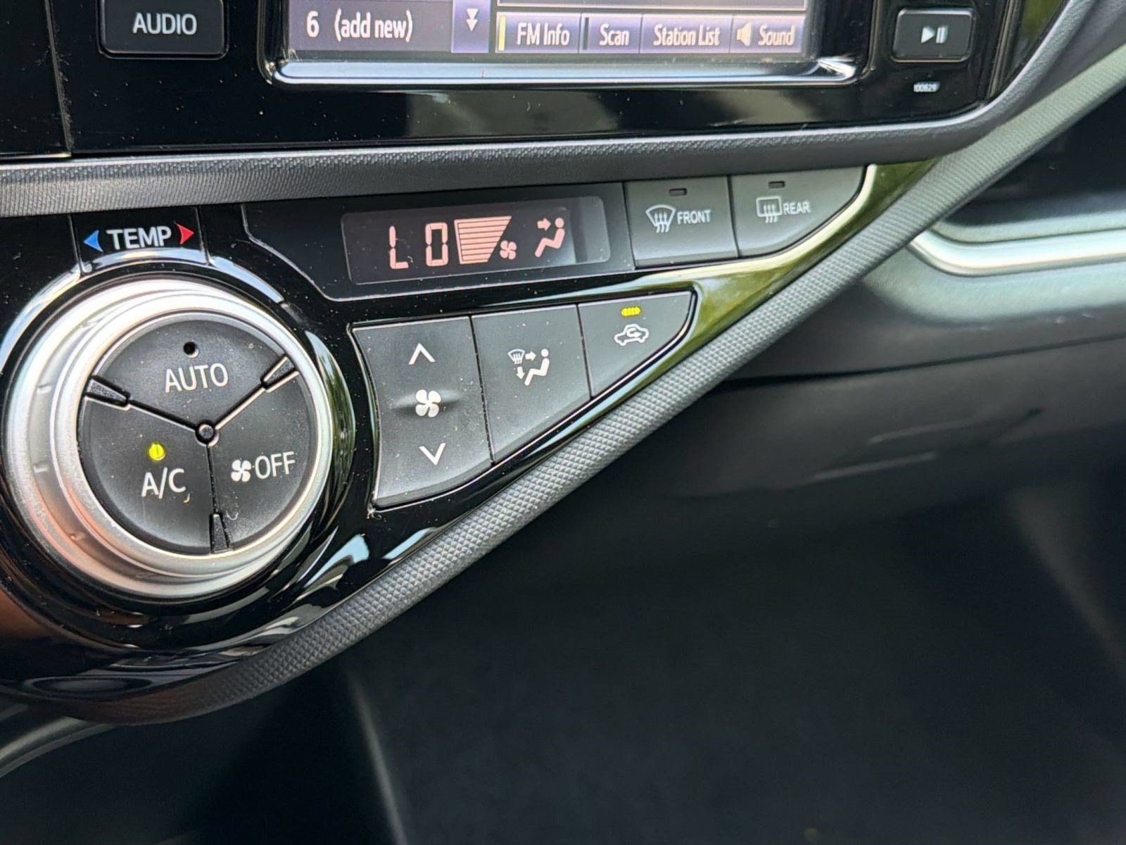 Used 2016 Toyota Prius C Persona Series FWD image 17