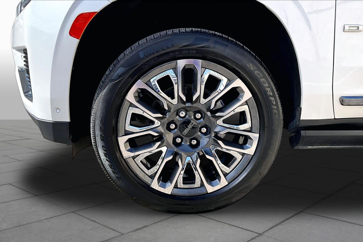 Used 2023 GMC Yukon Denali Ultimate AWD/4WD image 14
