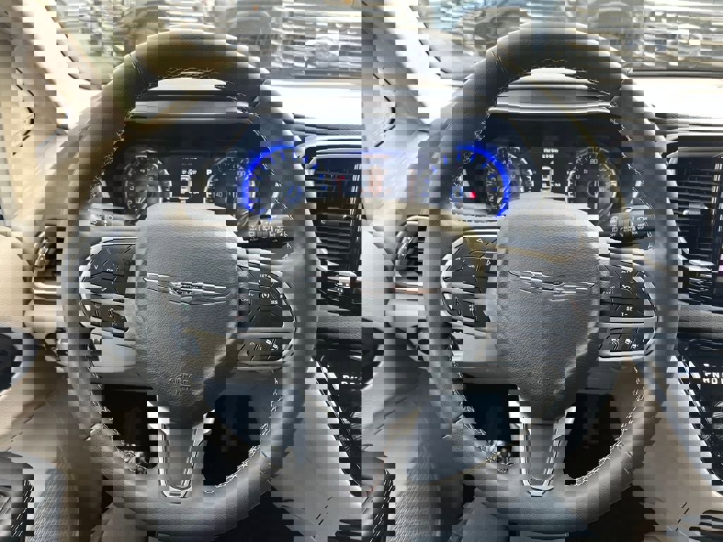 Used 2023 Chrysler Pacifica Touring-L image 14