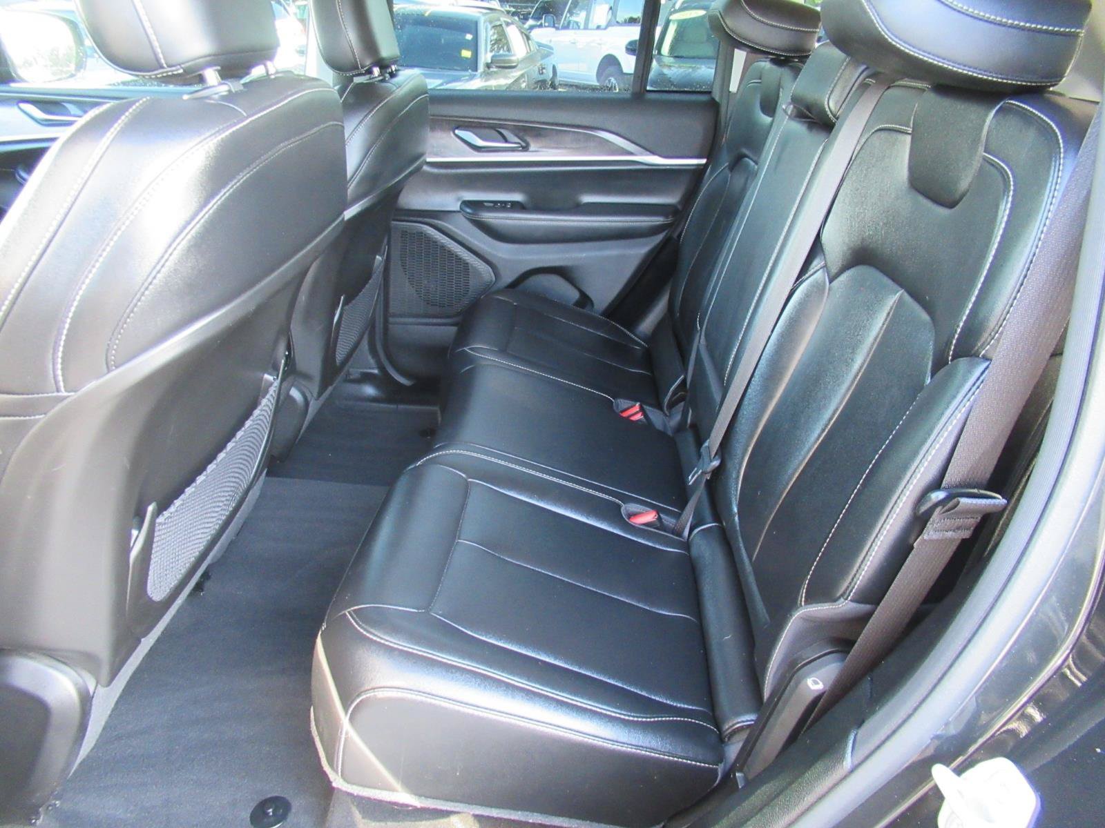 Used 2023 Jeep Grand Cherokee Limited AWD/4WD image 37